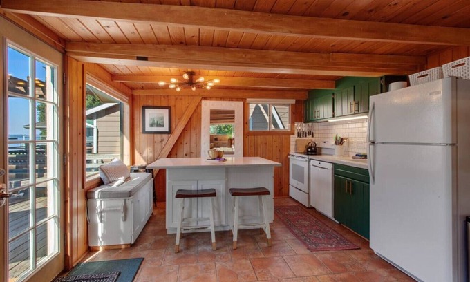 Coeur d'Alene Cabina | Cozy Waterfront Cabin in Kidd Island Bay