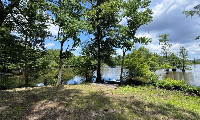 Farmerville Cabina | Cozy Waterfront Cabin on Lake D'Arbonne