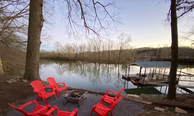 Ashland City Cabaña | Cozy Waterfront Cottage w/ Spa - The Birdhouse
