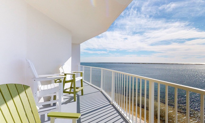 Ono Island Condominio | Cozy waterfront condo with pool, fitness area, balcony, & washer/dryer