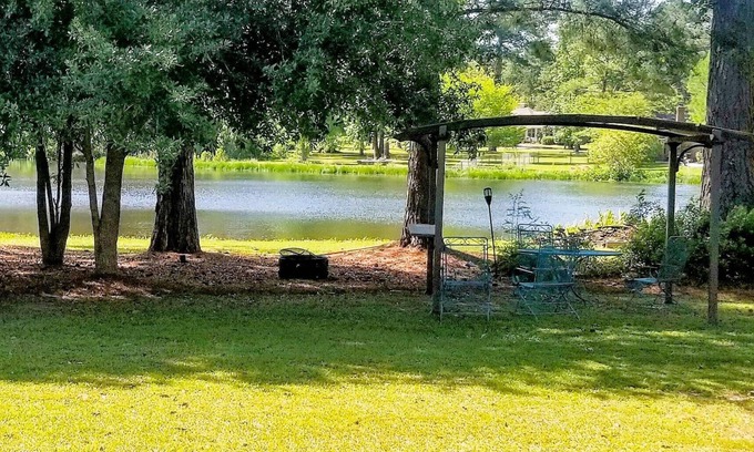Valdosta Casa | COZY WATERFRONT COTTAGE WITH BEAUTIFUL VIEWS-PET-FRIENDLY