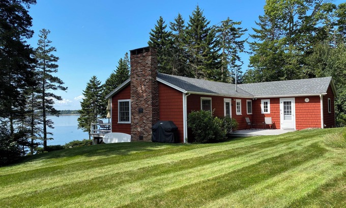 Central Coast Casa | Cozy waterfront cottage overlooking Muscongus Bay with stunning sunset views.