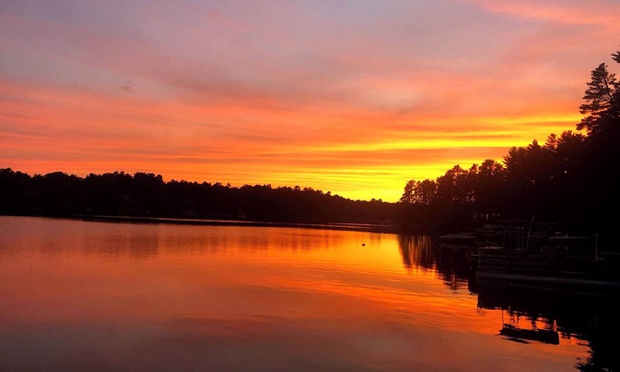 Freedom Cabaña | Cozy waterfront cottage right on Berry Bay part of Ossipee Lake.