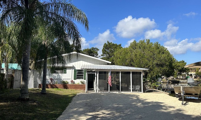Crystal River Casa | Cozy Waterfront Fish Camp- Catch Dinner from your Dock!