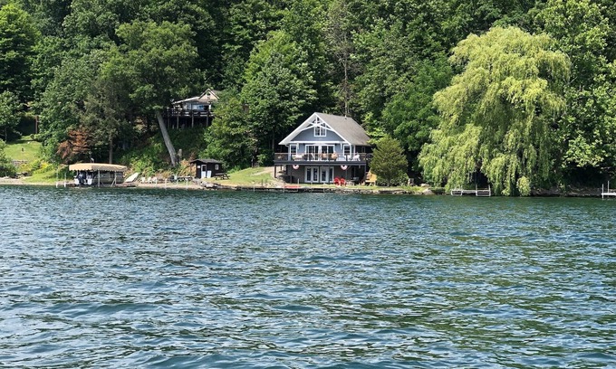 Moravia Casa | Cozy waterfront home with modern amenities!