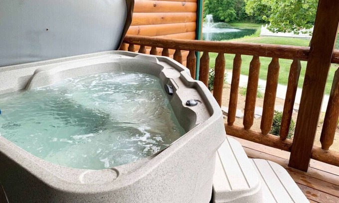 Millersburg Apartamento | Cozy Waterview Lodge Suite w/ Hot Tub