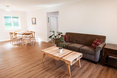 Cedar Bluff Casa | Cozy Weekend Retreat for UT Parents in W Knoxville