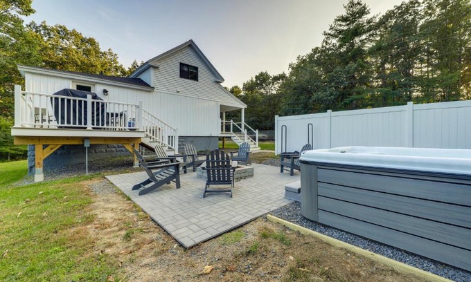Wells Casa | Cozy Wells Getaway with Hot Tub - 4 Mi to Beach!