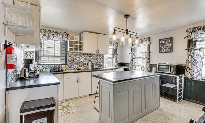 West Haven Apartamento | Cozy West Haven Condo w/ Views, Walk to Beach!