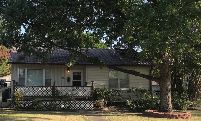 Eufaula Cabaña | Cozy western cabin cottage with tons of entertaining space by marina in Eufaula!