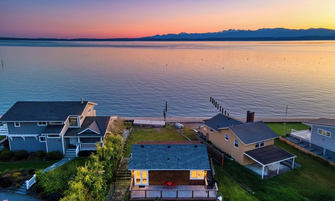 Freeland Casa | Cozy Whidbey Island Stay | Steps on the Beach | Fireplace, BBQ, Near Trails