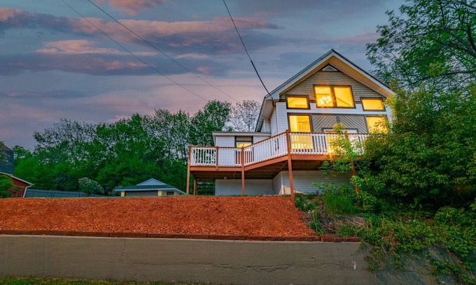 Berlin Casa | Cozy White Mountain/ JerichoMountain Retreat/3Bdrm/Spacious