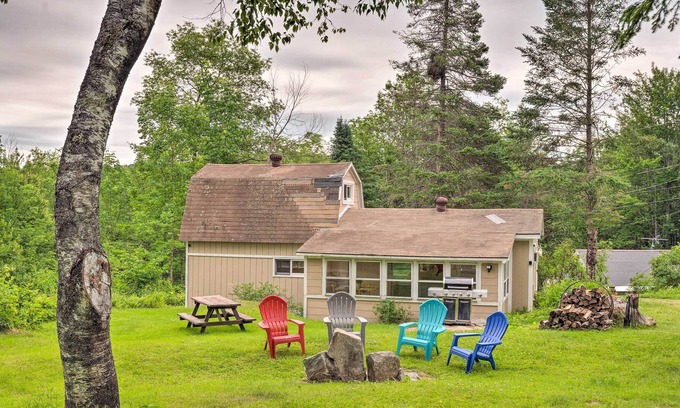 Lisbon Cabina | Cozy White Mountains Getaway w/ Wood Fire Pit