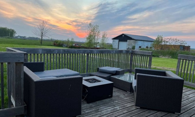 Niagara-on-the-Lake Casa | Cozy Wine Chateau-Niagara on the lake W/Fire table