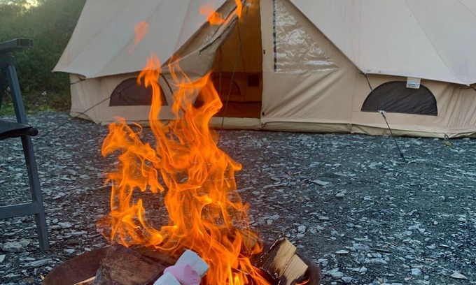 Dwyran Cabina | Cozy Winter Hot Tent With Log Burner, Tv & Hot tub