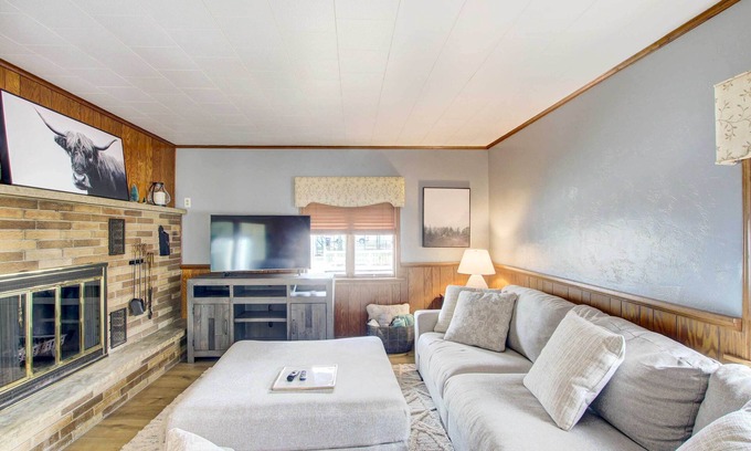 Algoma Casa | Cozy Wisconsin Abode: Walk to Lake Michigan!