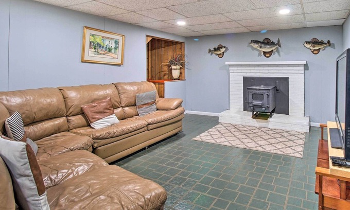 Woodbridge Casa | Cozy Woodbridge Home w/ Fire Pit & Deck