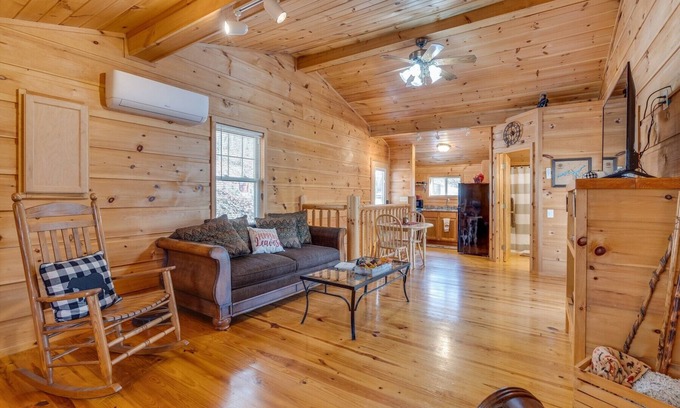 Butler Cabina | Cozy Wooded Cabin with Lake Views--Nature Retreat!