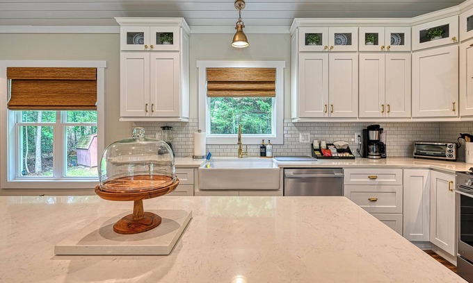 Windwood Coves Casa | Cozy wooded Rancher 3mins from lakefront beach!