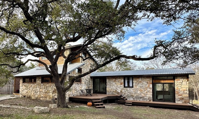 Dripping Springs Cabina | Cozy Woodsy Cabin Wonder, Sleeps 6, 5min DT Dripping Springs