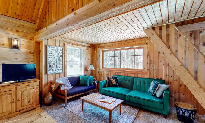 Greenville Cabina | Renovated Cabin w/ a Deck, Firepit, Gas Grill, Free WiFi, & Full Kitchen