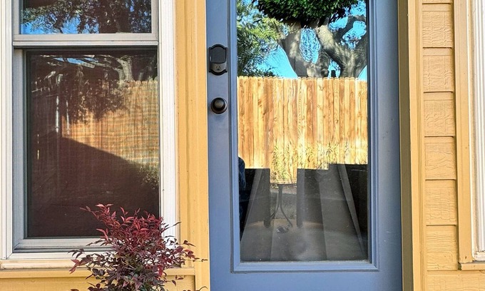 Southwest Carrollton Apartamento | Cozy Work Retreat in North Dallas-Addison Area…Pet Friendly!