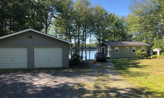 Lunenburg County Casa | Retiro todo el año frente a la costa sur del lago