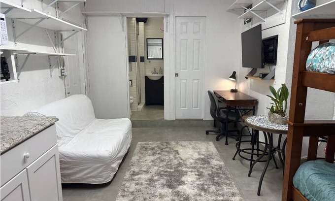 Palmetto Estates Apartamento | Cozy1/1 Studio Apt with private bathroom, car port and entrance close2 Miami Zoo