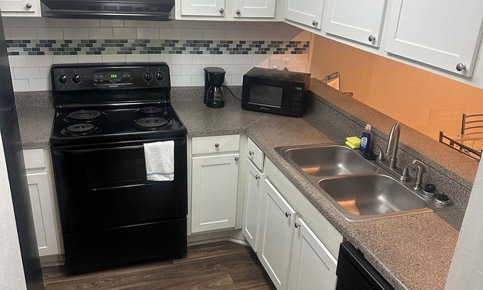 Stockbridge Apartamento | Cozy1 BR Get Away, 4/20 friendly, 15min frm Airport