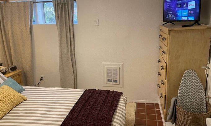 SeaTac Casa | CozyPrivate Peaceful 7mins>Airport Front Door Parking Pet Friendly Lodge Duplex