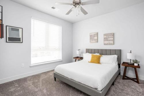 Indianapolis Apartamento | CozySuites 2BR Modern Apt near the Fashion Mall