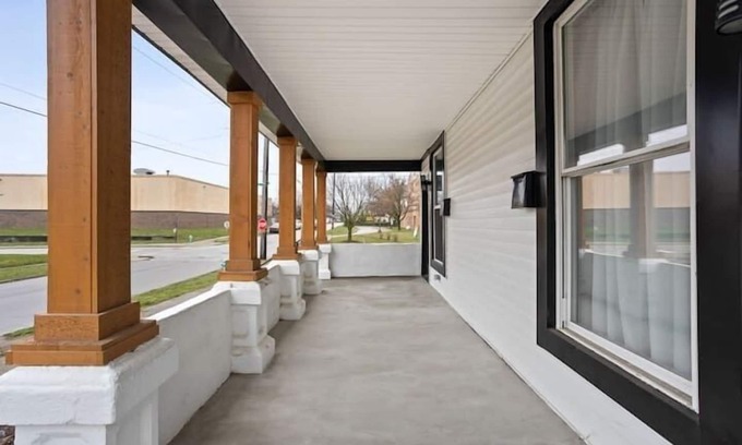 Holy Cross Casa | CozySuites 3BD - Arsenal Heights Indy 2