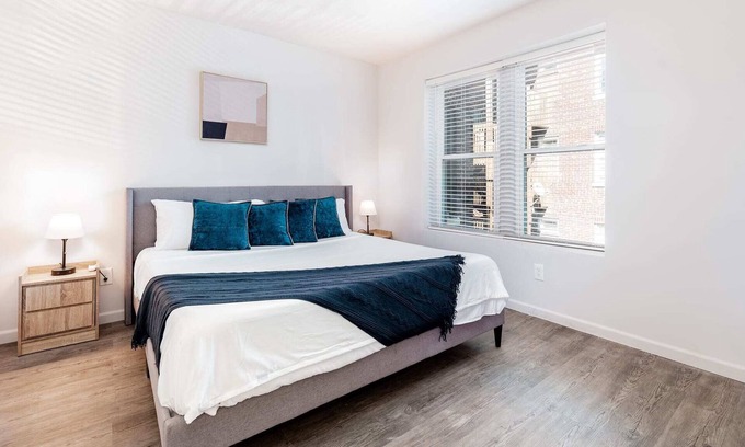 DeBaliviere Place Apartamento | CozySuites at CWE Forest Park