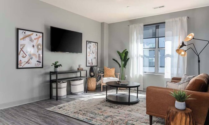 Central Business District Apartamento | CozySuites at the Banks gym, pool 03