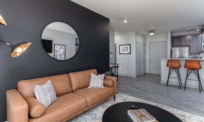 Central Business District Apartamento | CozySuites at the Banks gym, pool 10
