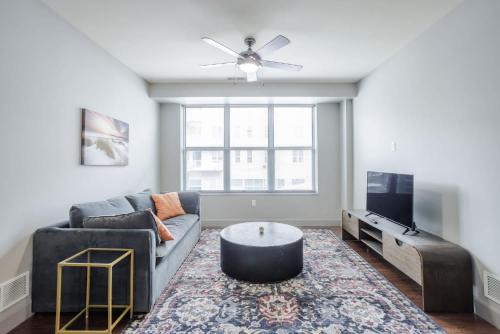 Downtown Cincinnati Apartamento | CozySuites at the Banks gym pool 16