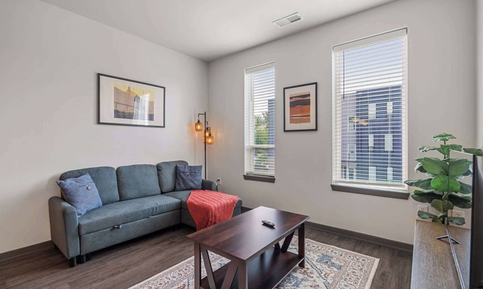 Indianapolis Apartamento | CozySuites Ayr | parking, pool, gym #08