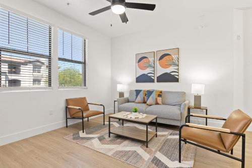 Glendale Sports and Entertainment District Apartamento | CozySuites Glendale by the stadium with pool 13