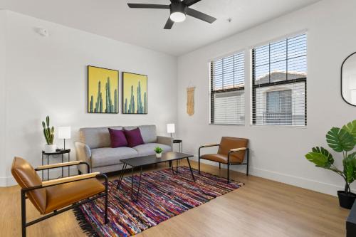 Glendale Sports and Entertainment District Apartamento | CozySuites Glendale by the stadium with pool 15