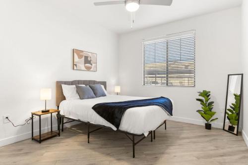 Glendale Sports and Entertainment District Apartamento | CozySuites Glendale by the stadium with pool 17