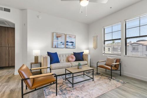 Glendale Sports and Entertainment District Apartamento | CozySuites Glendale by the stadium w pool! 11