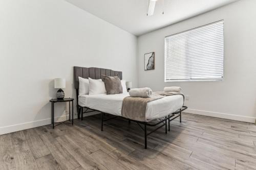Glendale Sports and Entertainment District Apartamento | CozySuites Glendale by the stadium w pool 27
