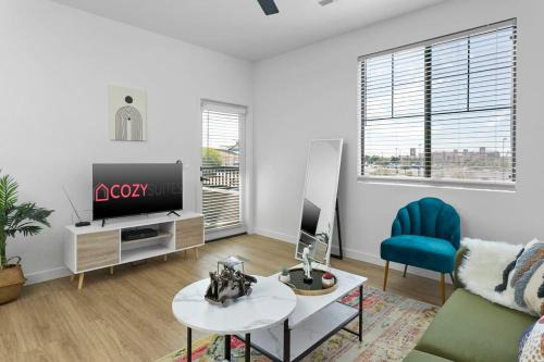 Glendale Sports and Entertainment District Apartamento | CozySuites Glendale by the stadium with pool 08