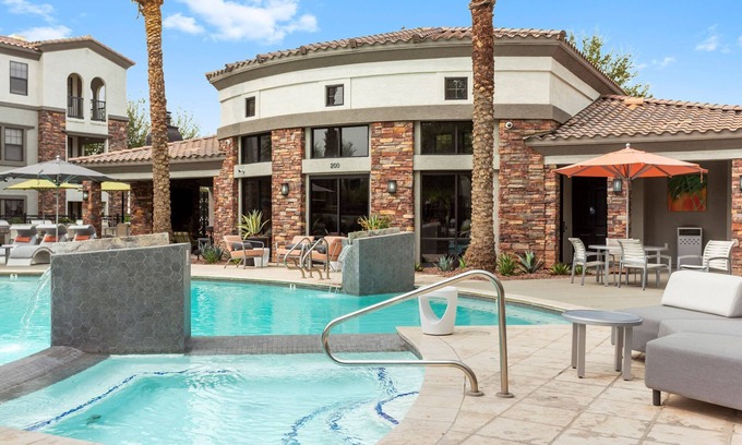 Glendale Sports and Entertainment District Apartamento | CozySuites Glendale by the stadium w/ pool! 06
