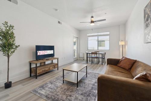 Glendale Sports and Entertainment District Apartamento | CozySuites Glendale in Westgate with pool 03