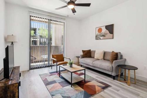 Glendale Sports and Entertainment District Apartamento | CozySuites Glendale - Westgate w pool 18