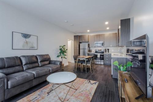 Central Business District Apartamento | Cozysuites l Luxe 2BR in Downtown Cincinnati #4