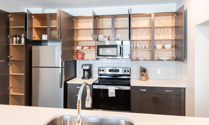 Central Business District Apartamento | Cozysuites l Luxe 2BR in Downtown Cincinnati