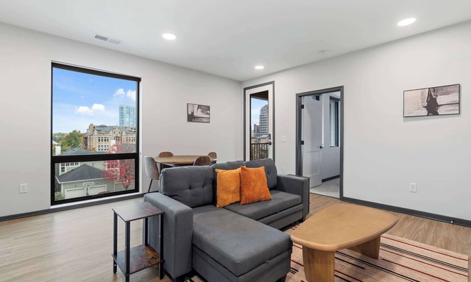 Lockerbie Square Apartamento | CozySuites Mass with parking, lounge & roof deck #39