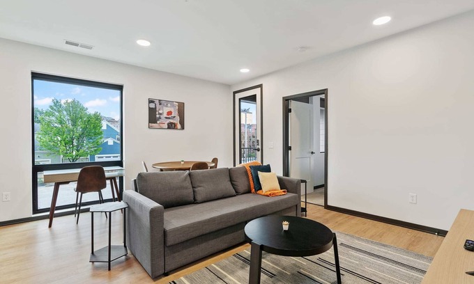 Lockerbie Square Apartamento | CozySuites Mass with parking, lounge and roof deck 2
